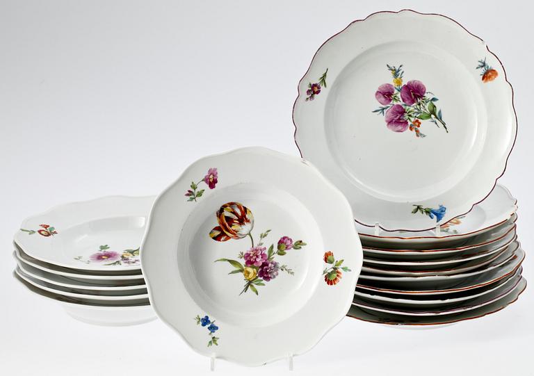 TALLRIKAR, 16 st, porslin. Berlin resp. Meissen, 1700/1800-tal.