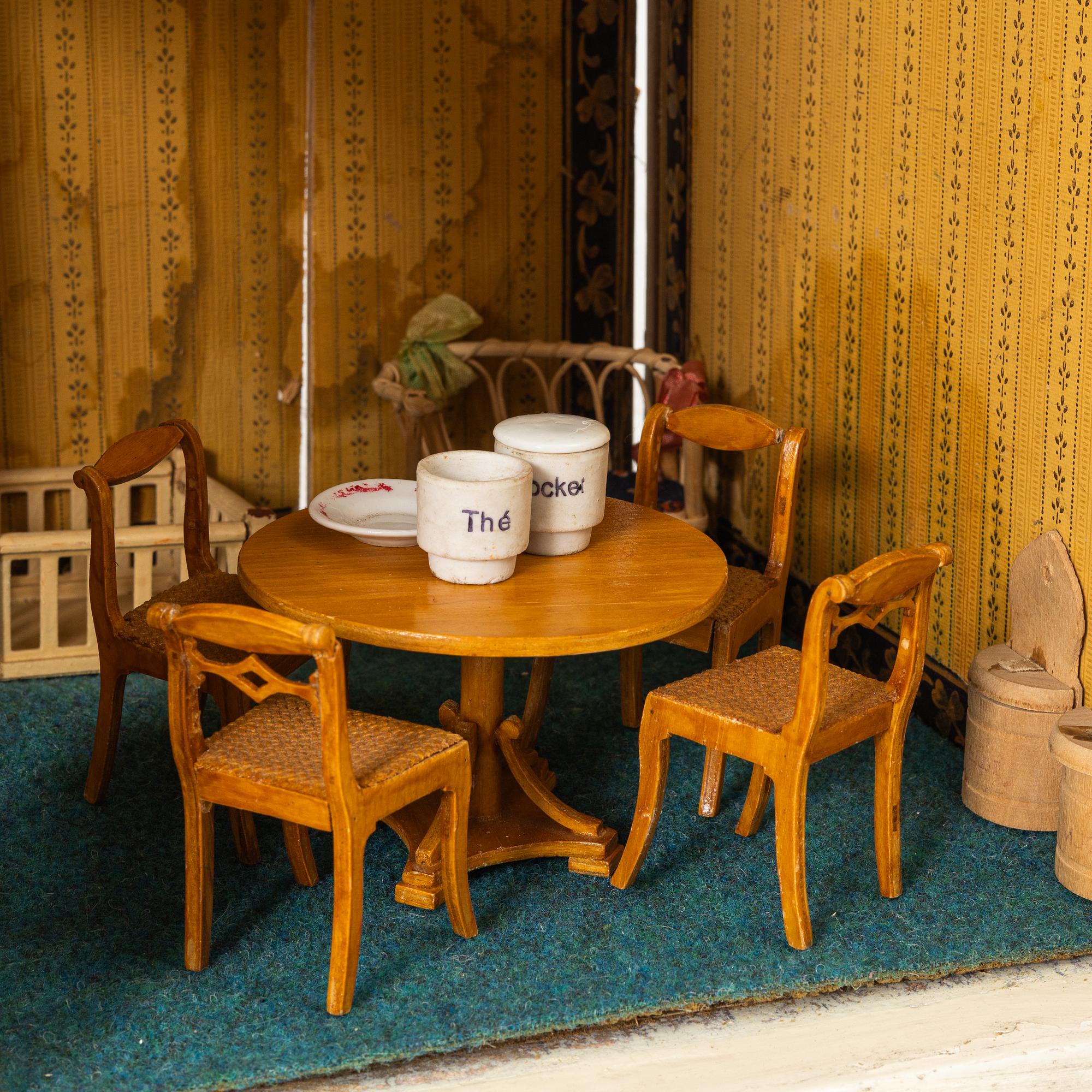 Dockskåp med dockskåpsmöbler samt tillbehör, bl a Berit Bergström, Nolbyn, Värmländskt Hantverk, 1940-/50-tal.