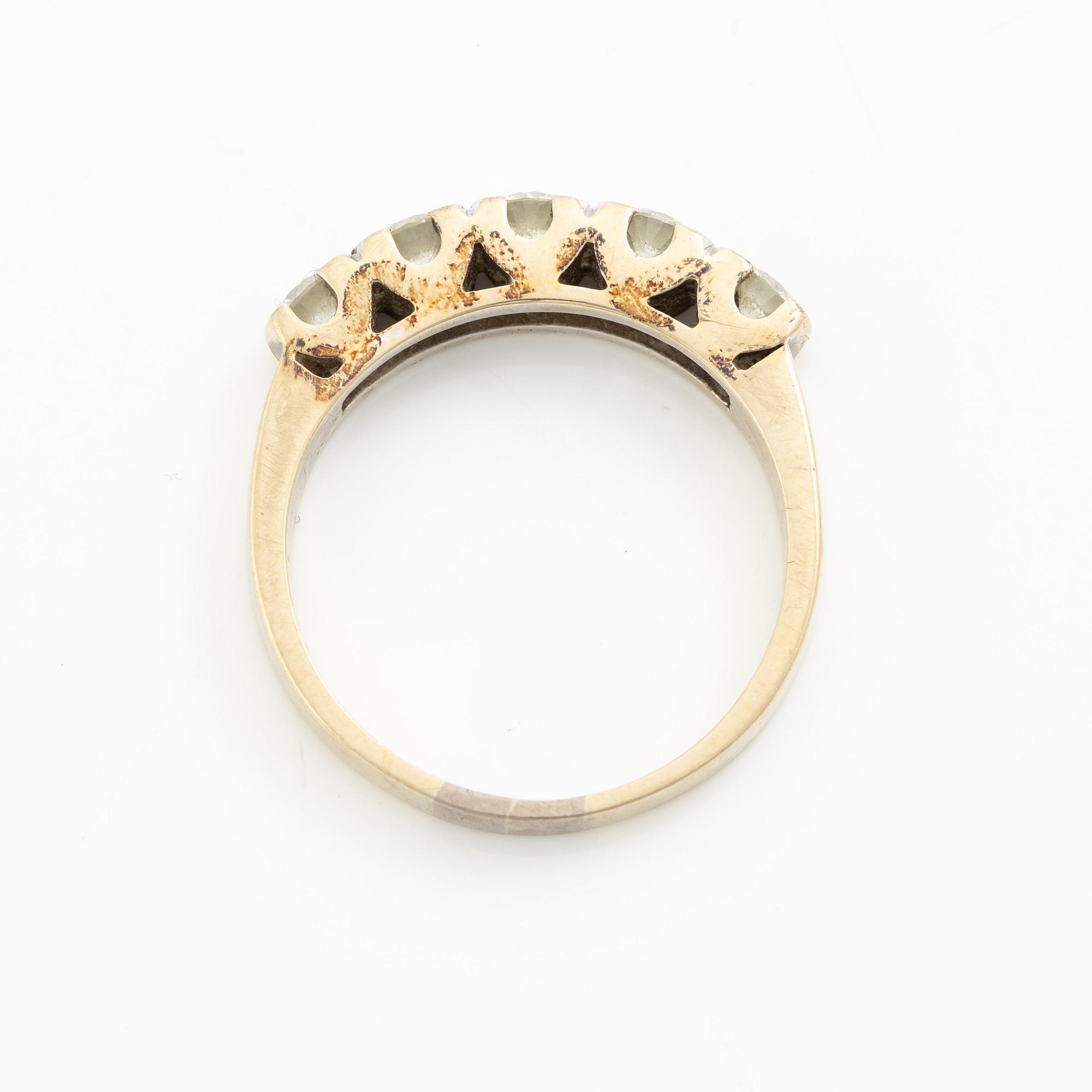 Ring, 18K vitguld med fem briljantslipade diamanter.
