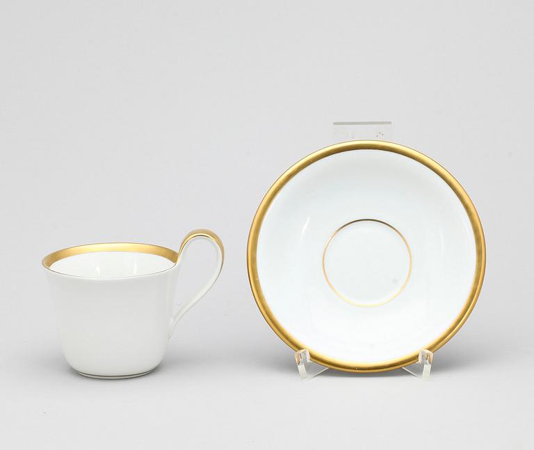 KAFFEKOPPAR MED FAT, 6 st, porslin, "Golden Sun", Sigvard Bernadotte, Royal Copenhagen samt Bing o Gröndal, 1900-tal.