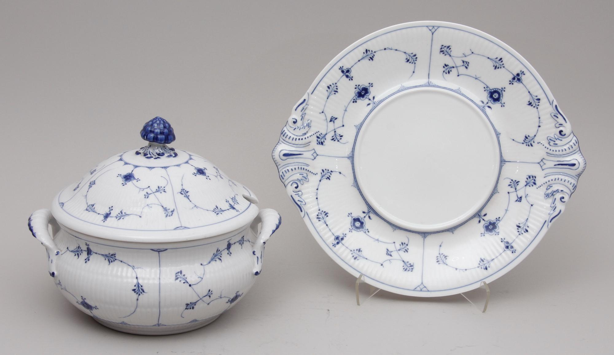 TERRIN MED FAT, porslin, Royal Copenhagen.