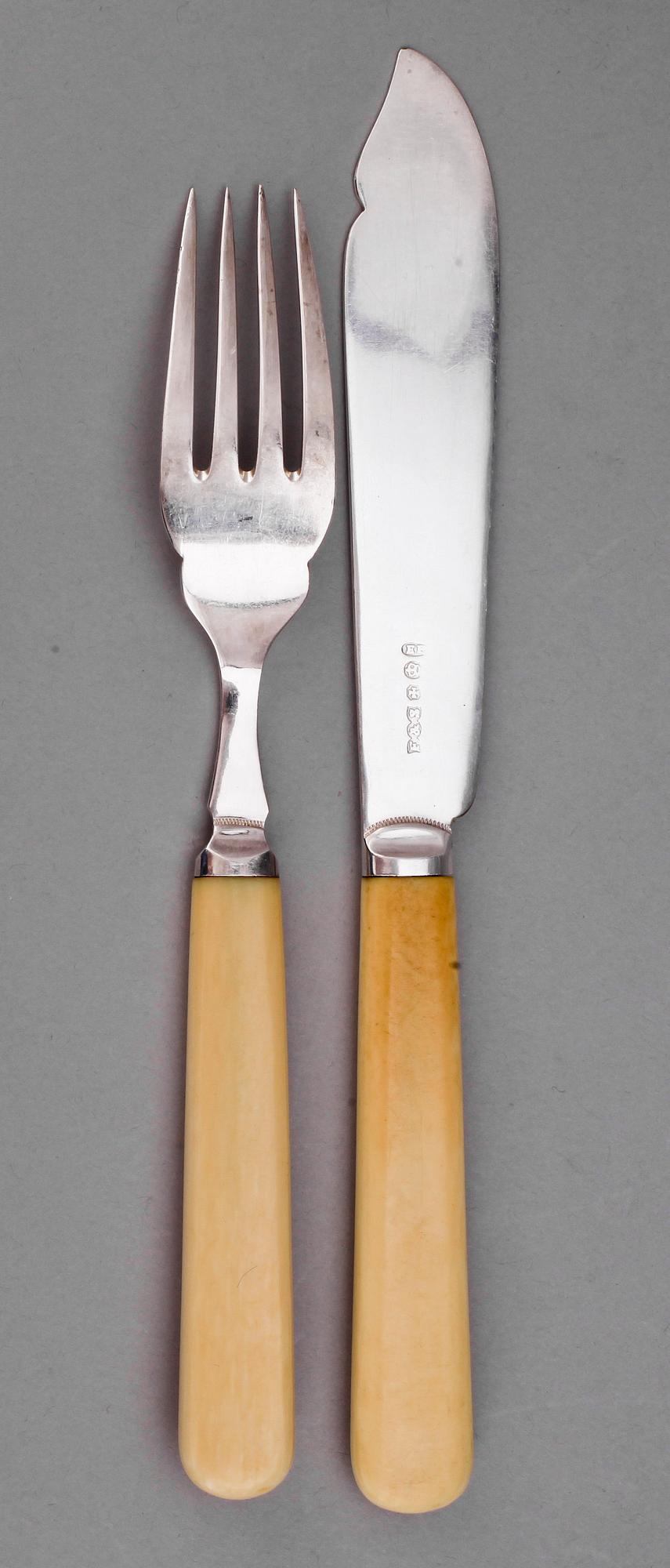 FISKBESTICK i SCHATULL, 24 delar, nysilver, Fattorini & Sons, England, tidigt 1900-tal.