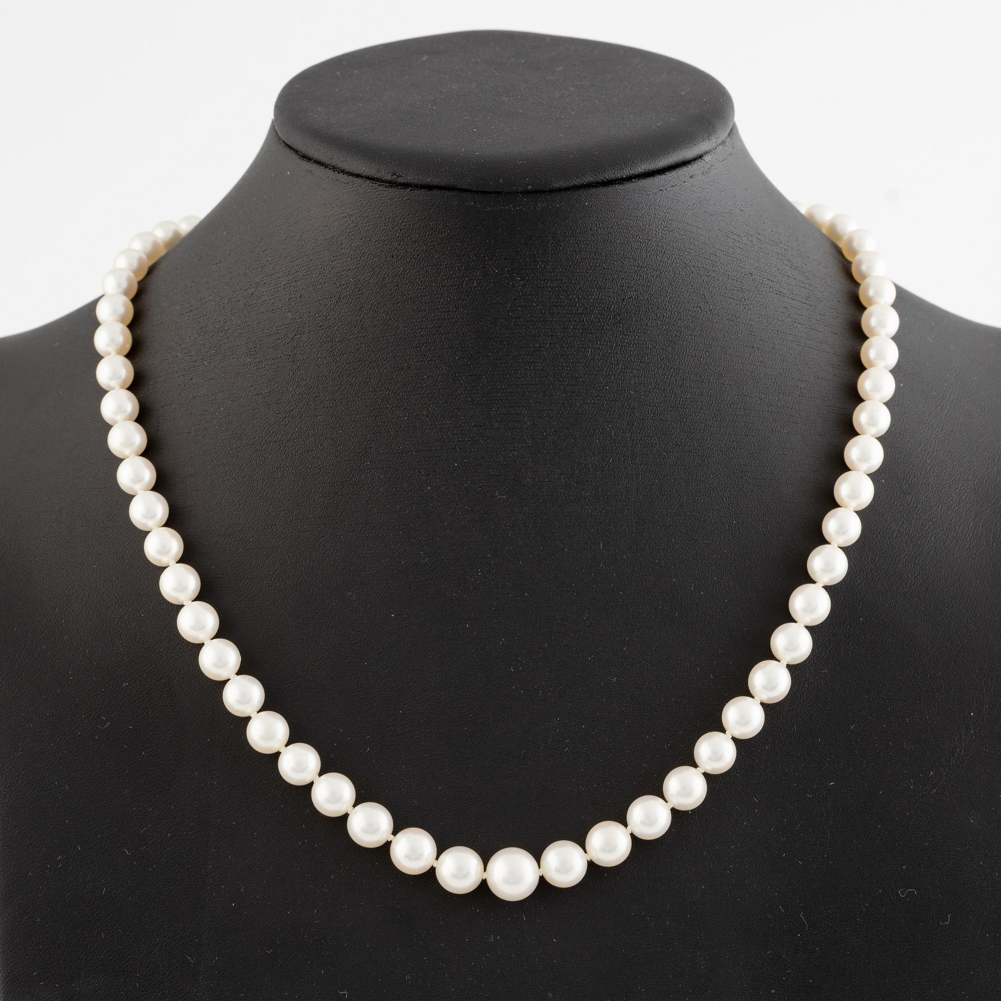 Pearl necklace, graduated cultured pearls with clasp in 18K gold.