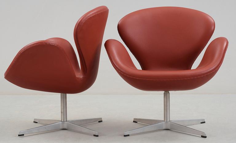 An Arne Jacobsen red leather 'Swan' chair, Fritz Hansen, Denmark 2001.