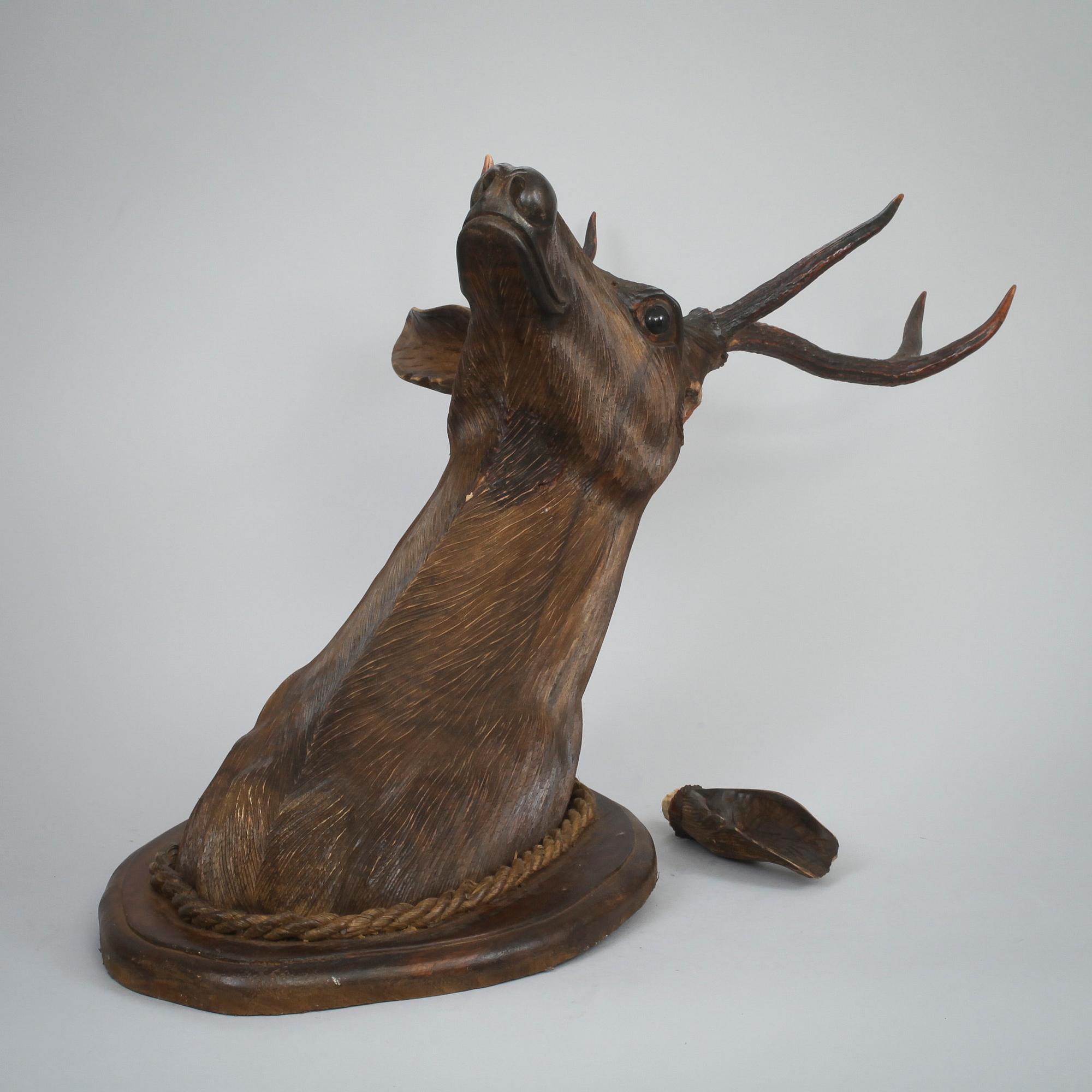 HJORTHUVUDEN, ett par, trä och horn. 1900-talets första hälft/mitt.