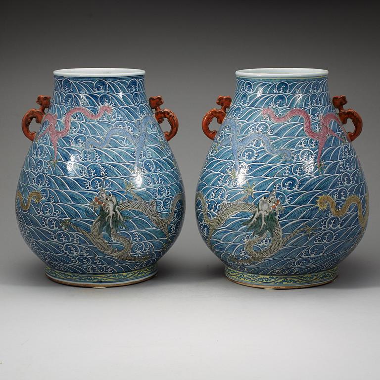 PRAKTURNOR, ett par, porslin. Troligen sen Qingdynasti med Yongzhengs märke.