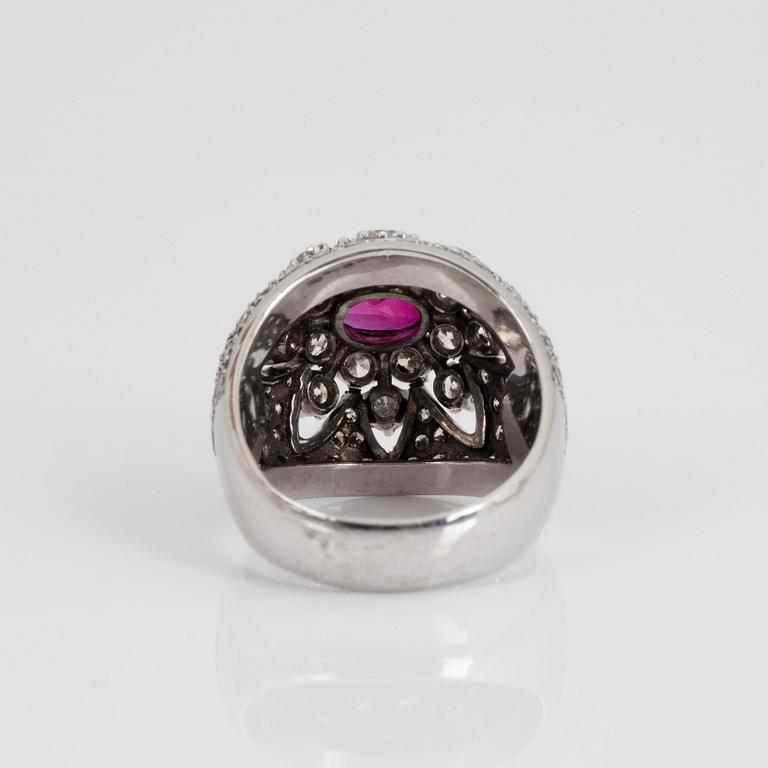 RING med en oval fasettslipad rubin samt briljant- och åttkantslipade diamanter.