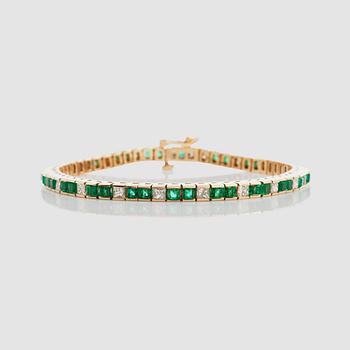 1320. ARMBAND med carréslipade smaragder totalt ca 4.62 ct samt prinsesslipade diamanter totalt ca 2.60 ct.