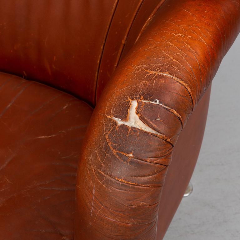 TOMMY SUNDBERG, a 'Sheraton' leather covered easy chair.