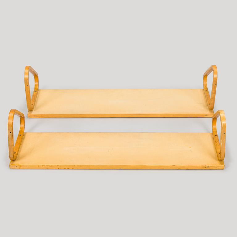 Alvar Aalto, vägghyllor, 2 st, modell 112/L för O.Y. Huonekalu- ja Rakennustyötehdas A.B 1900-talets mitt.