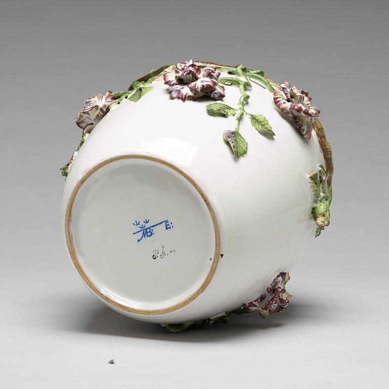 POTPOURRIURNA med LOCK, fajans. Marieberg, 1700-tal.