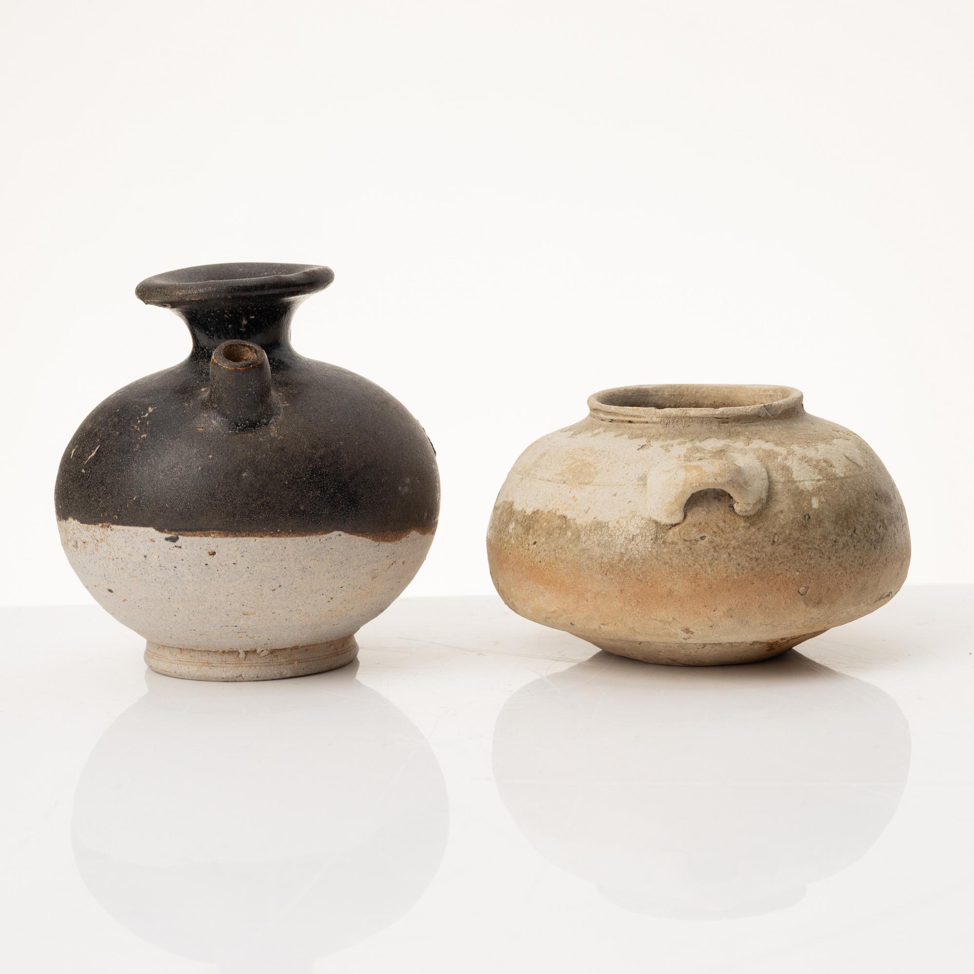 Krukor, två stycken, vaser, två stycken, skål och kanna, Mingdynastin (1368-1644.