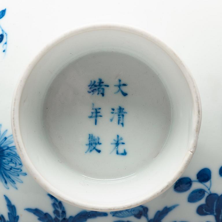 A large blue and white bowl with cover, Qing dynasty, Guangxu mark and period (1875-1908).