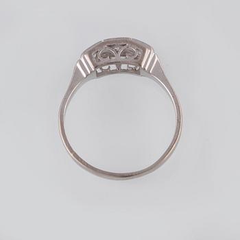 RING, 18K vitguld med 3 briljantslipade diamanter 0.16 ct, kattfotstämplad. Vikt 3,5 gram.