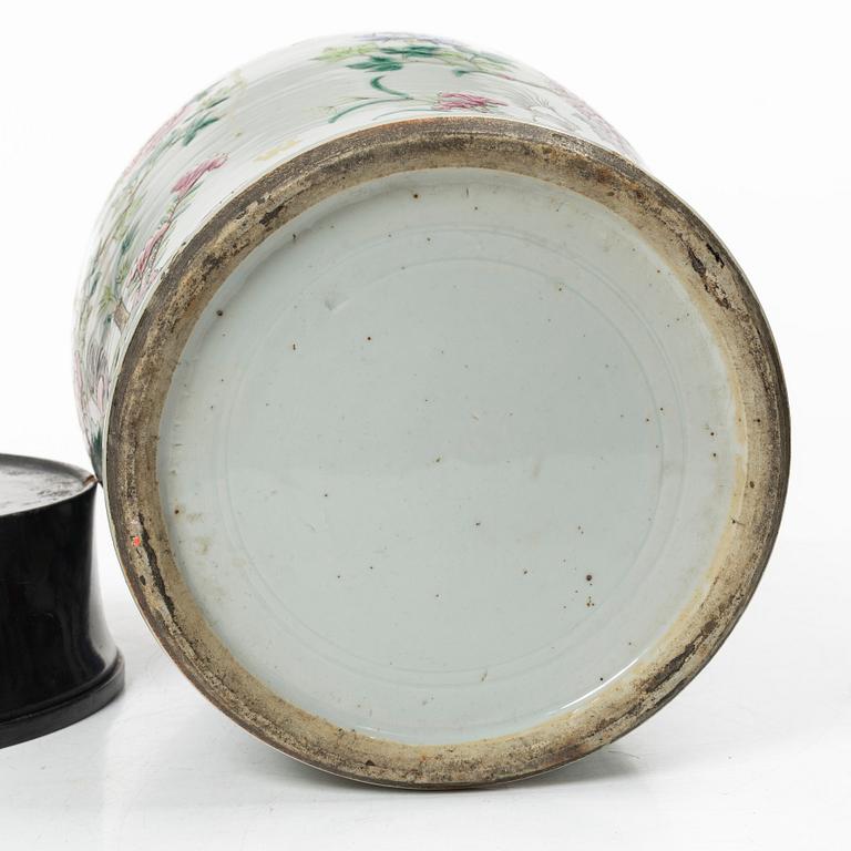 Urna med piedestal, Kina, 1900-talets första hälft.