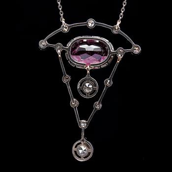 HALSSMYCKE, turmalin ca 3.40 ct, briljantslipade diamanter ca 0.70 ct.