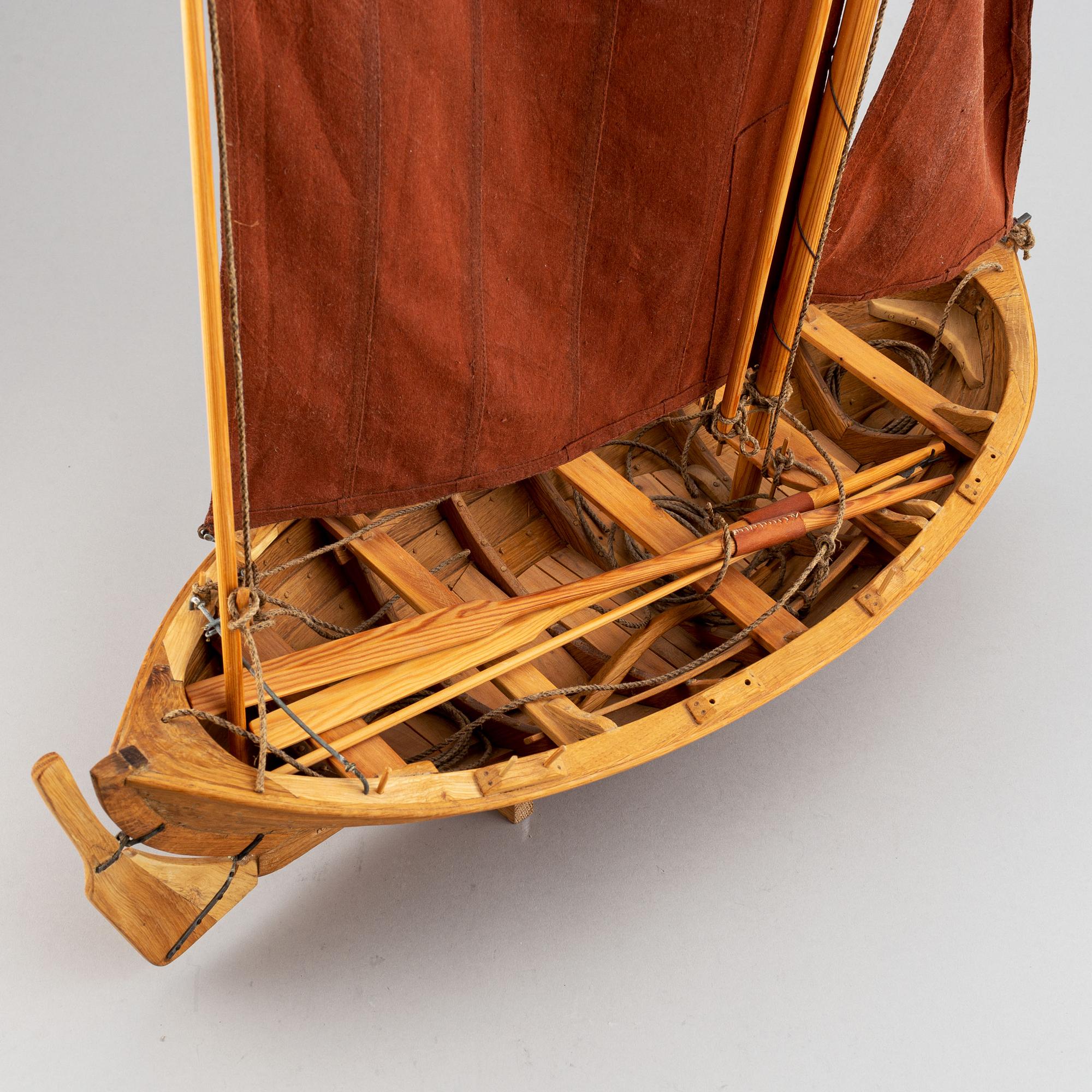 Båtmodell, robåt från Fjällbacka, signerad "Peter Schmidt 2009".