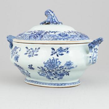 A Chinese blue and white tureen with cover, Qing dynasty, Jiaqing (1796-1820).