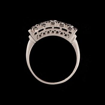 RING, platina, 5 st briljantslipade diamanter tot. 0,50 ct. Vikt ca 4 g.