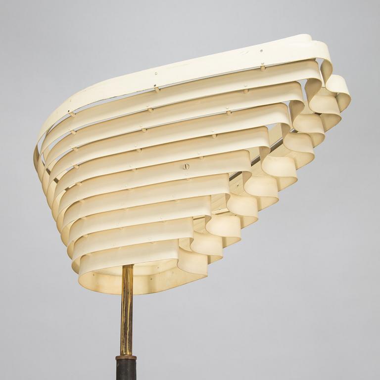 Alvar Aalto, an 'Angel's Wing' floor lamp, 805. Manufactured by Valaistustyö.