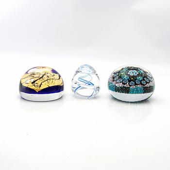 Berit Johansson, paperweights 3 pcs, one signed and dated 2001.