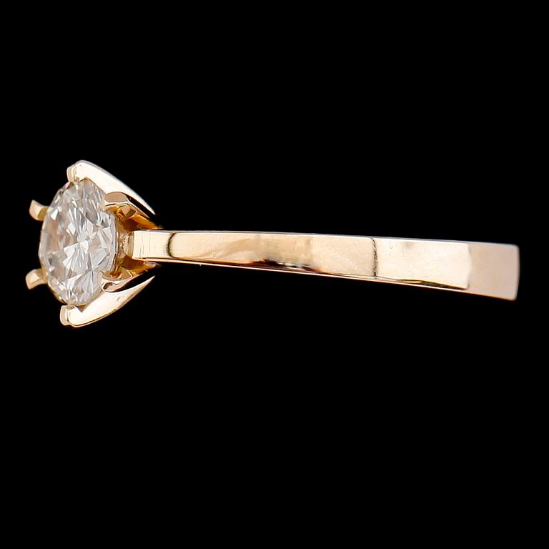 RING, 18 k guld, briljantslipad diamanter ca 0.77 ct. Vikt ca 4,3 g.