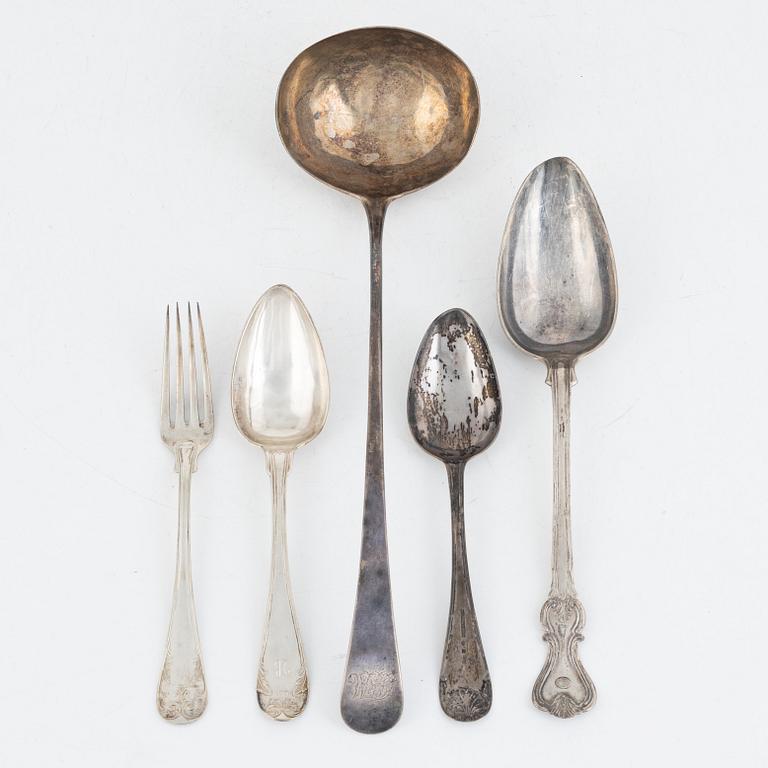 Bestick, silver, 19 delar, mestadels "Gammal Fransk",  olika smeder, Sverige & England, 1794-1927.