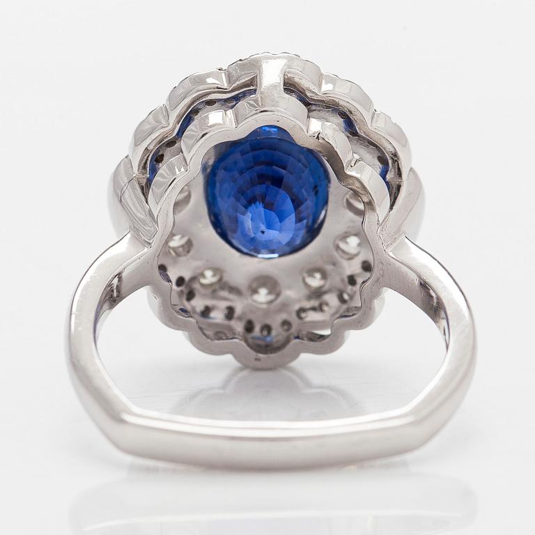 Ring, platina med en oval obehandlad safir, Sri Lanka, och briljantslipade diamanter. GRS-sertifikat.