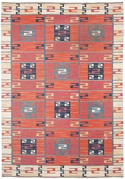 CARPET. "Röda Esset". Flat weave (rölakan). 264 x 187,5 cm. Signed AB MMF.