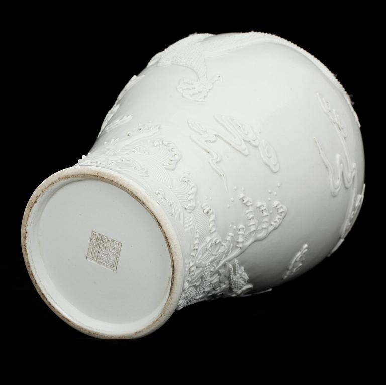 VAS, porslin, Kina, blanc de chine, bär Qianlongs märke. 1900/2000-tal.