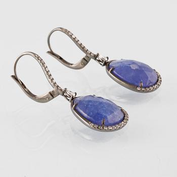 ÖRHÄNGEN, 8K guld med briljant och fasettslipade diamanter samt fasettslipade tanzaniter, ca 15.90 ct, Vikt 8 gram.