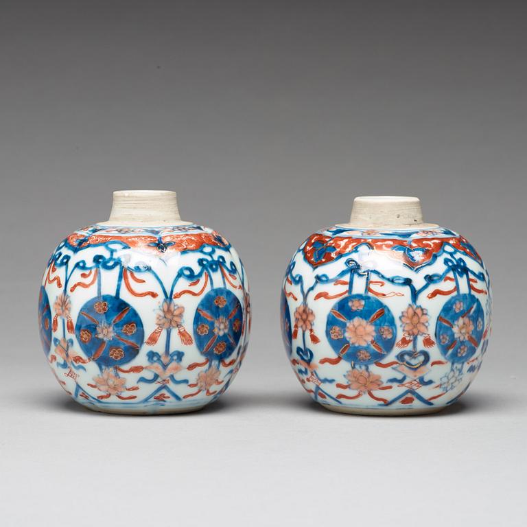 A pair of imari tea caddies, Qing dynasty, Kangxi (1662-1722).