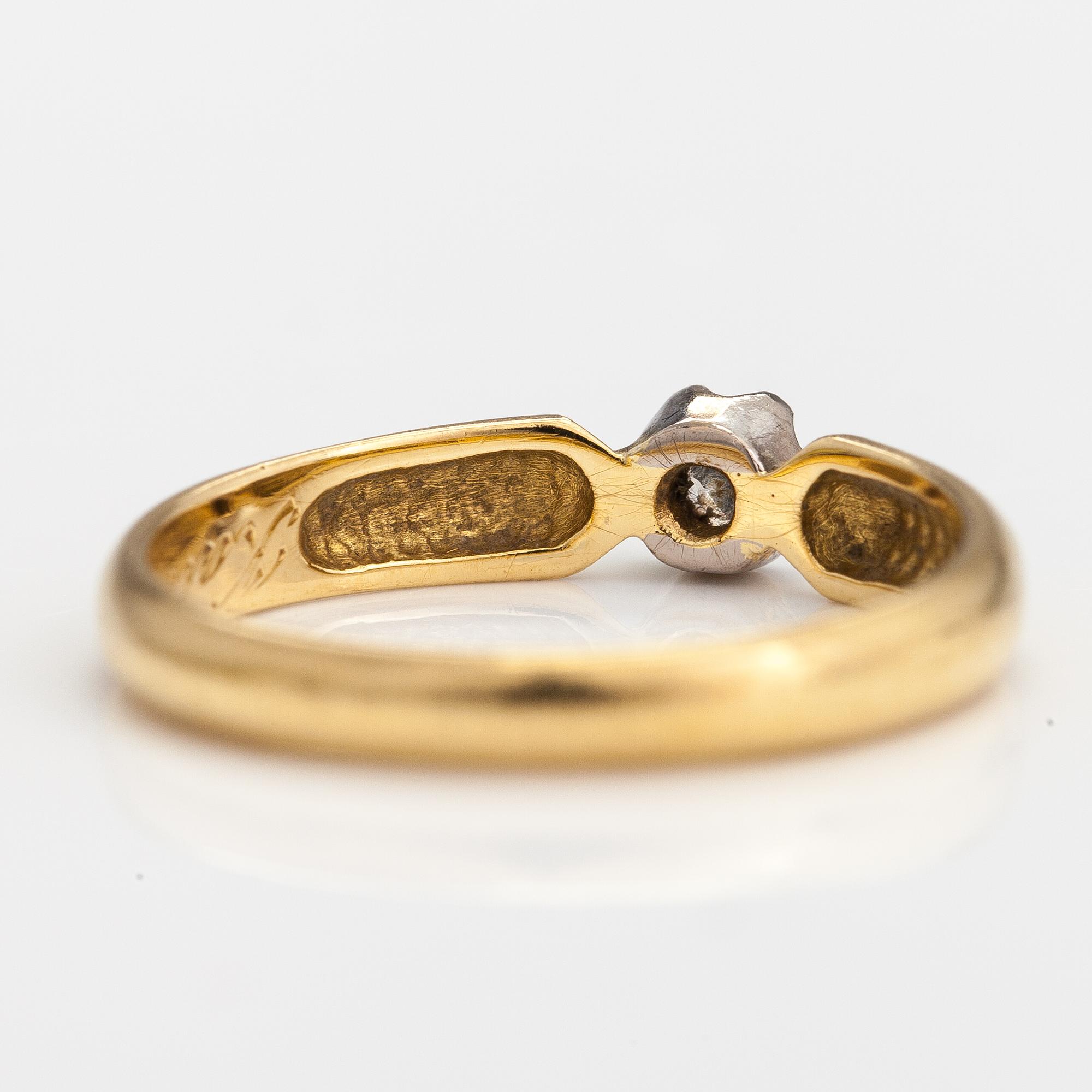 An 18K gold ring with a ca. 0.10 ct diamond. Finland 2000.