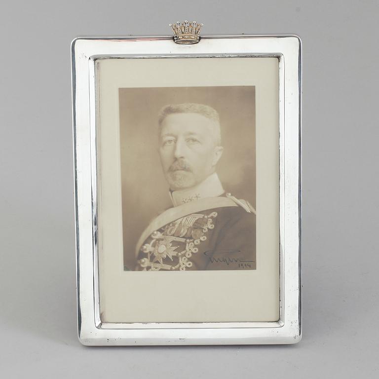KUNGLIGT FOTOGRAFI MED AUTOGRAF av Prins Eugen. RAM, silver, CG Hallberg, Stockholm 1924.