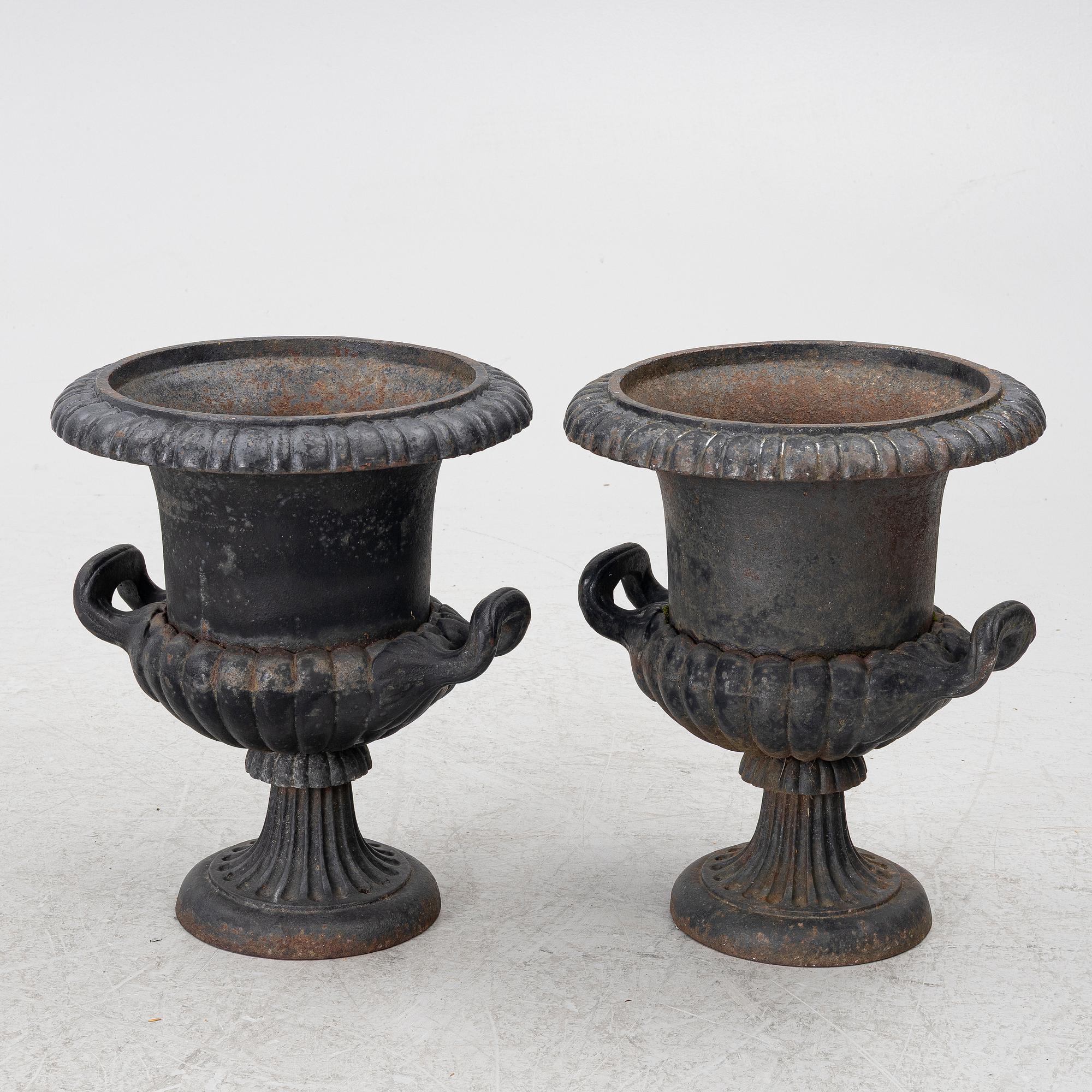 Garden urns, a pair, first half of the 20th century.