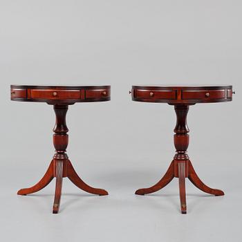 DRUMTABLE, ett par, engelsk stil, 1900-talets fjärde kvartal.