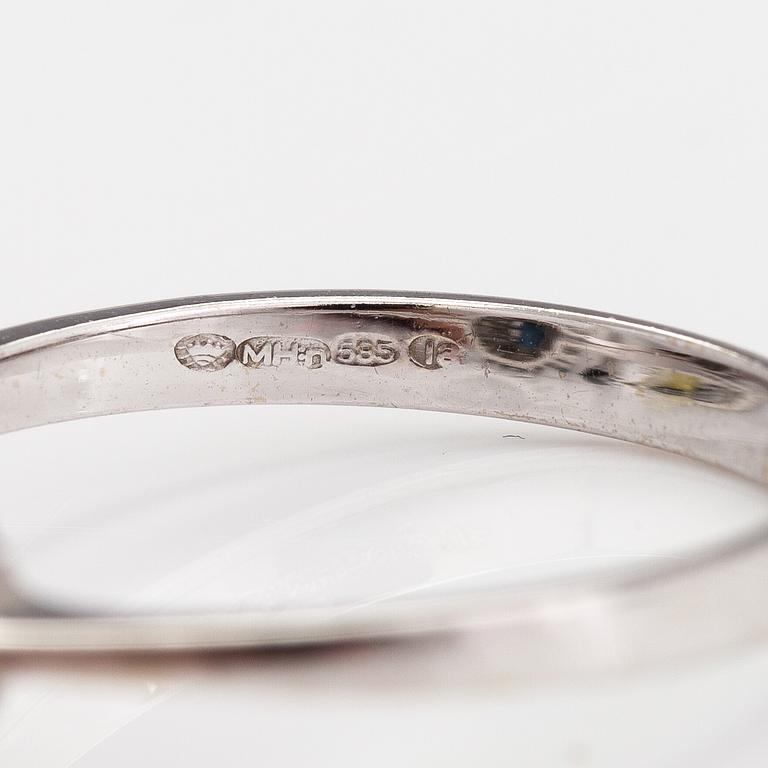 A 14K white gold ring with a sapphire and diamonds ca. 0.08 ct in total. Import marked Mauri Hyvärinen, 1986.