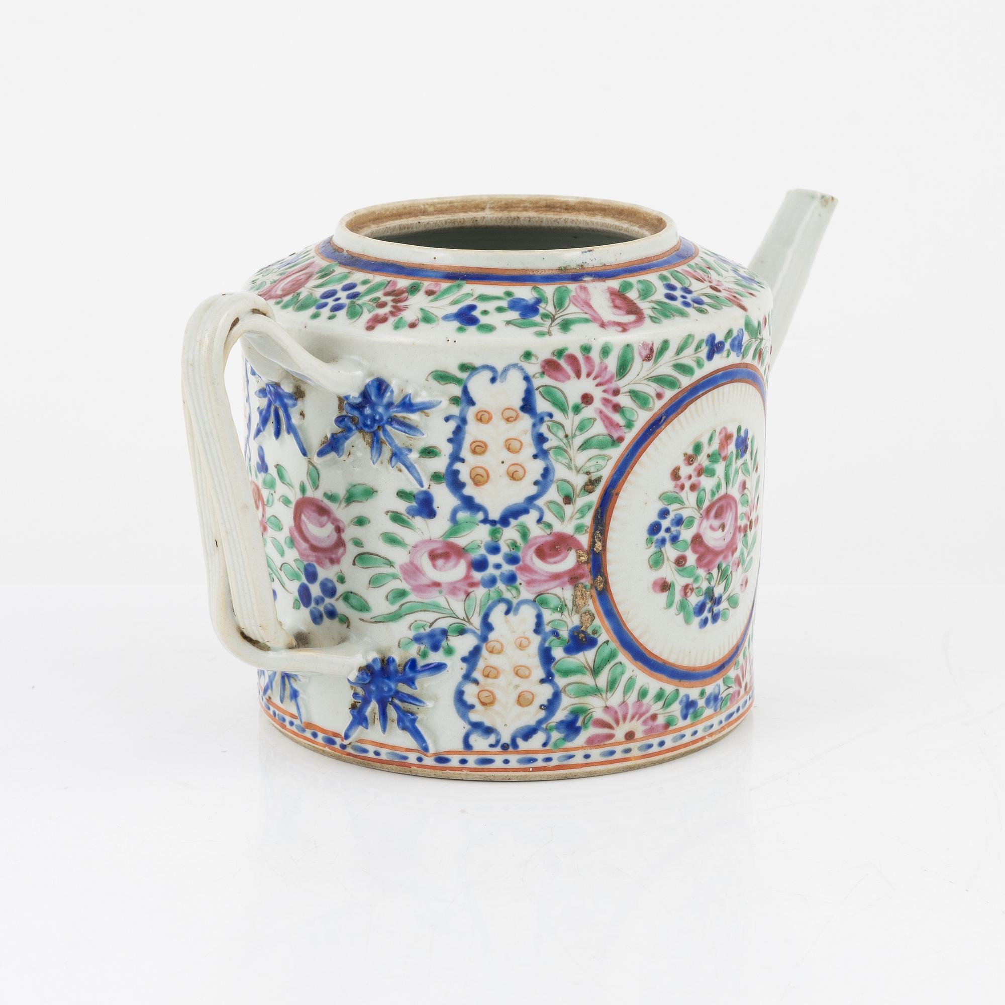 A famille rose tea pot without cover, Qing dynasty, early 19th Century.