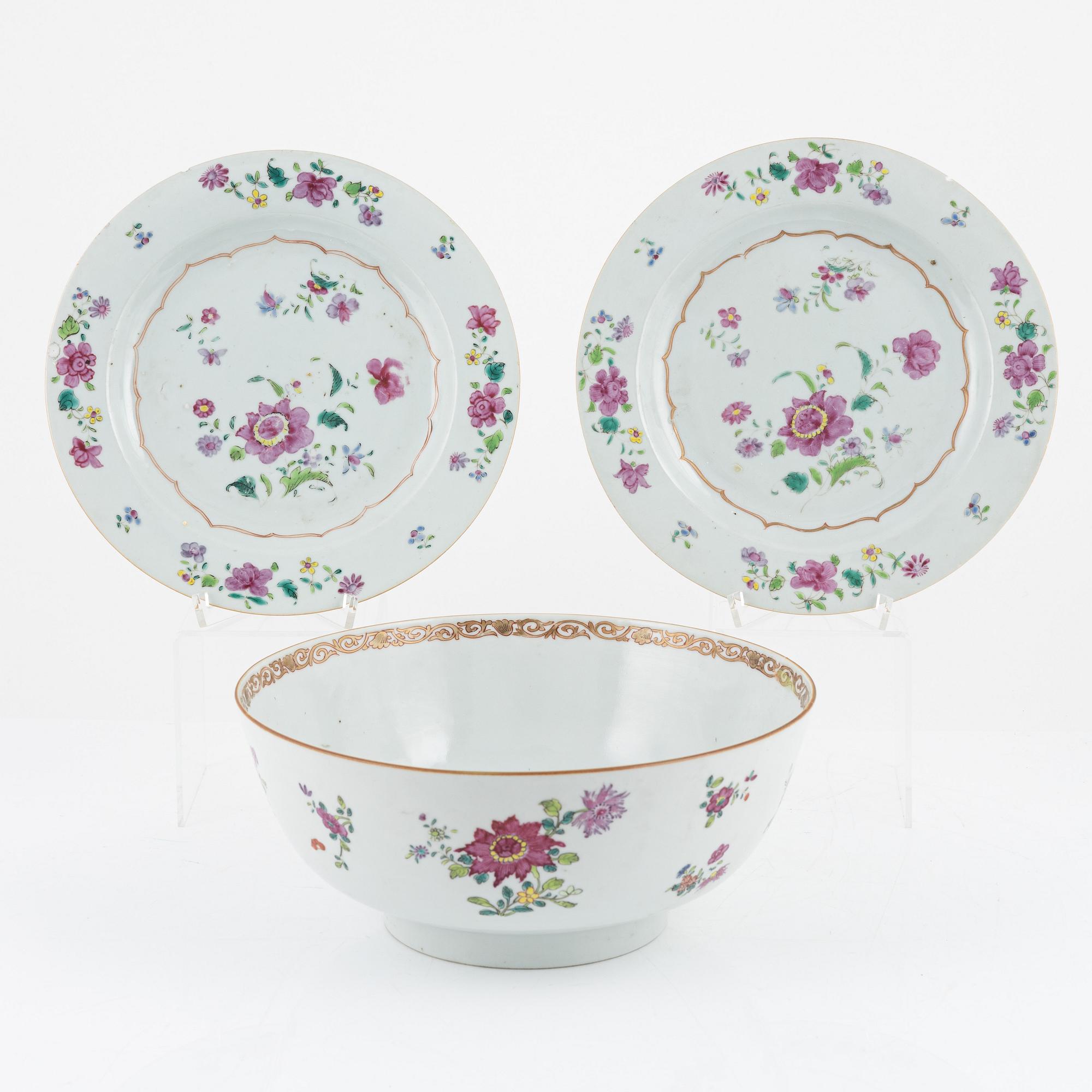A famille rose punch bowl and two plates, Qing dynasty, Qianlong (1736-95).