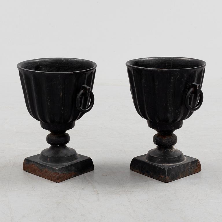 A pair of cast iron plat pots from Alunda Gjuteri.