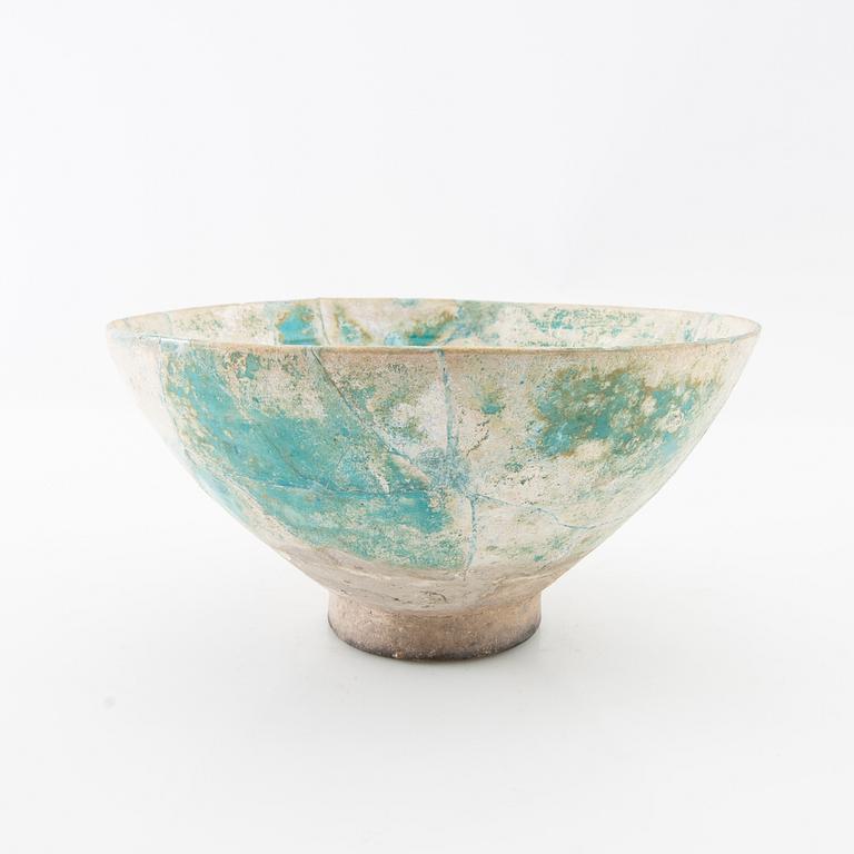 Bowl probably Keshan, Iran, 1100-1200s earthenware.