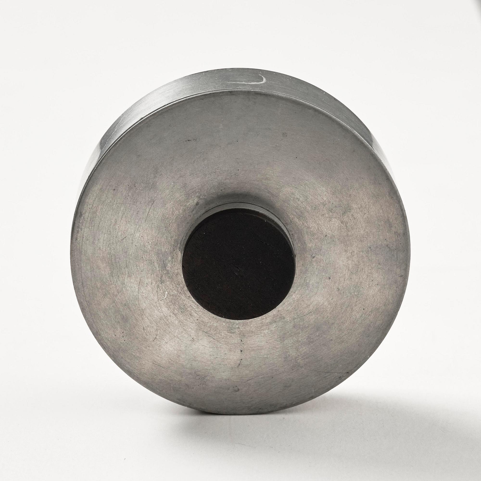 Nils Fougstedt, ask med lock, modell "A 1415", Firma Svenskt Tenn, Stockholm, 1935.