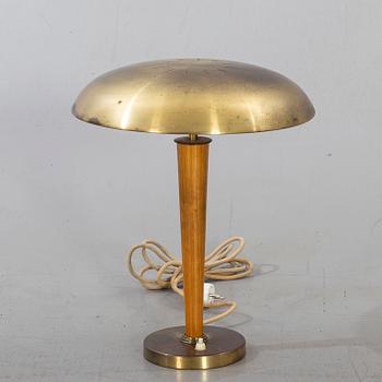 A 1950-40'S TABLE LAMP.