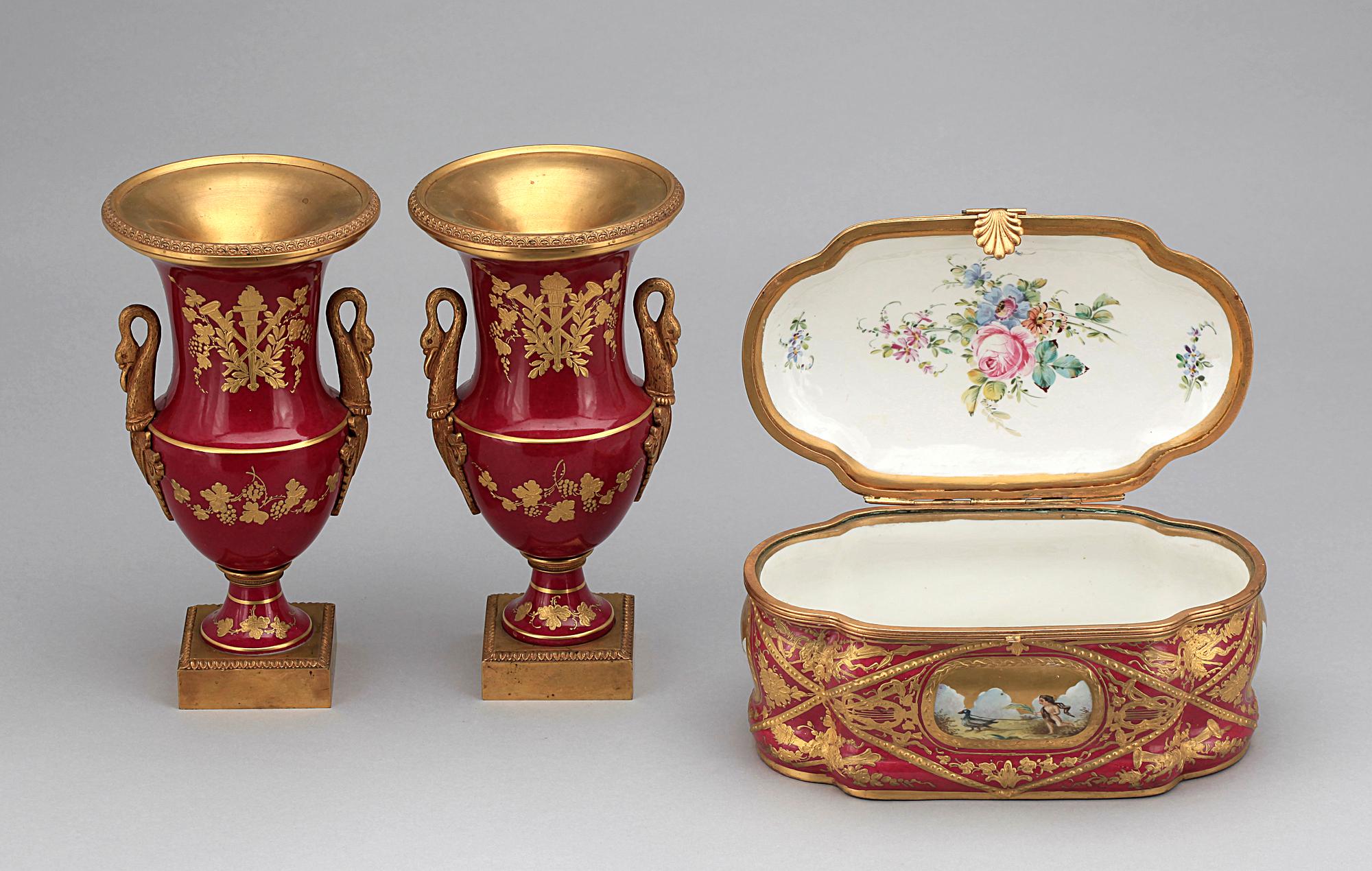 URNOR, ett par, samt SKRIN med LOCK, porslin. Sèvres-stil, 1900-talets första hälft.