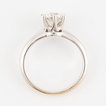 Ring 18K vitguld med briljantslipad diamant.