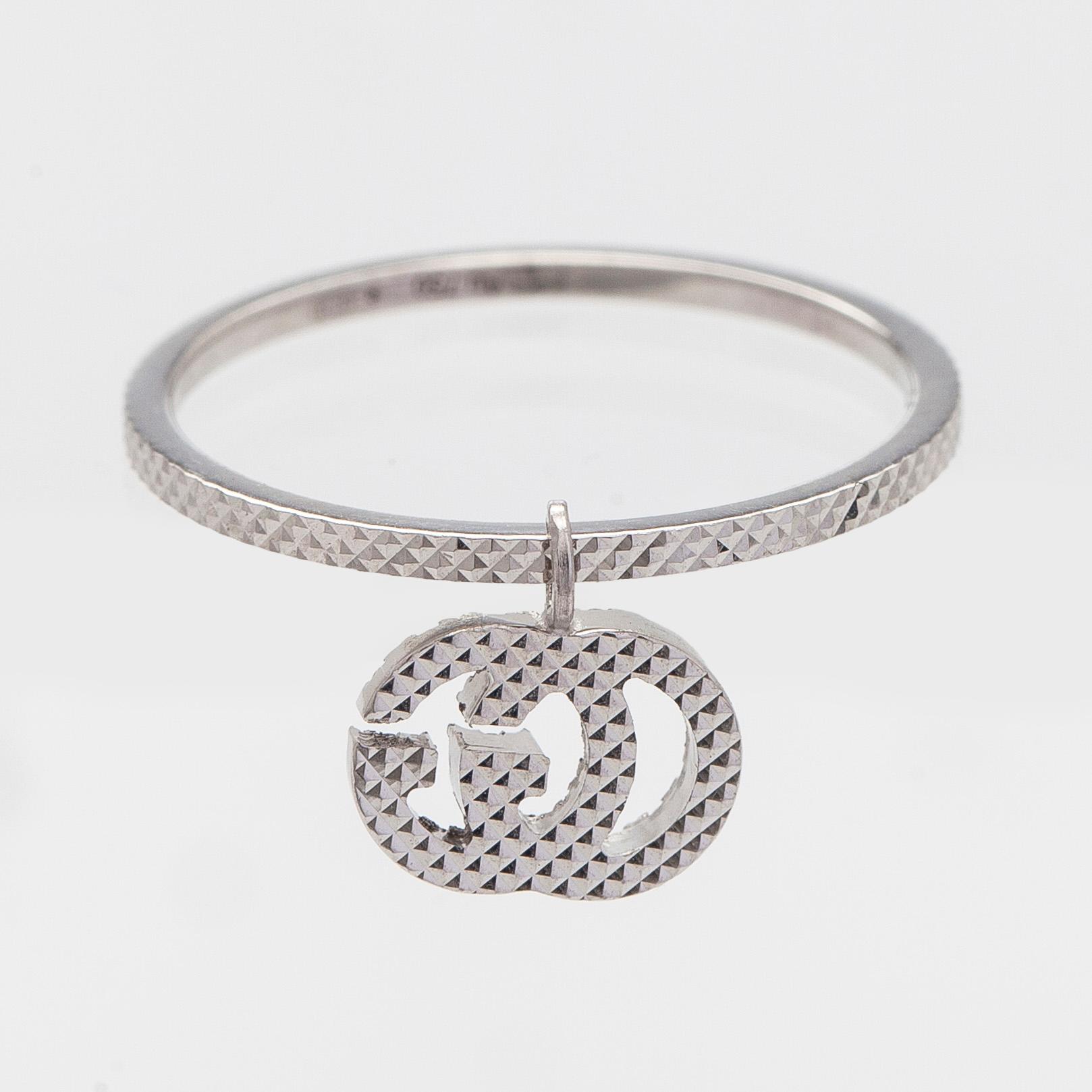 Gucci, sormus, "GG Running Charm", 18K valkokultaa ja timantteja.
