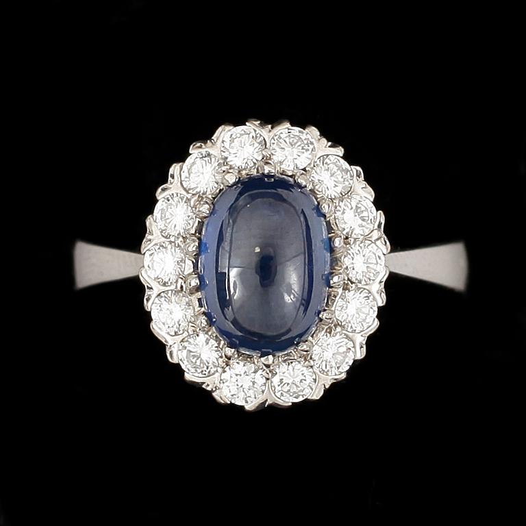 RING, 18k vitguld med caboschonslipad safir ca 2,25 ct och briljantslipade diamanter tot ca 0,56 ct. Total vikt ca 9 g.