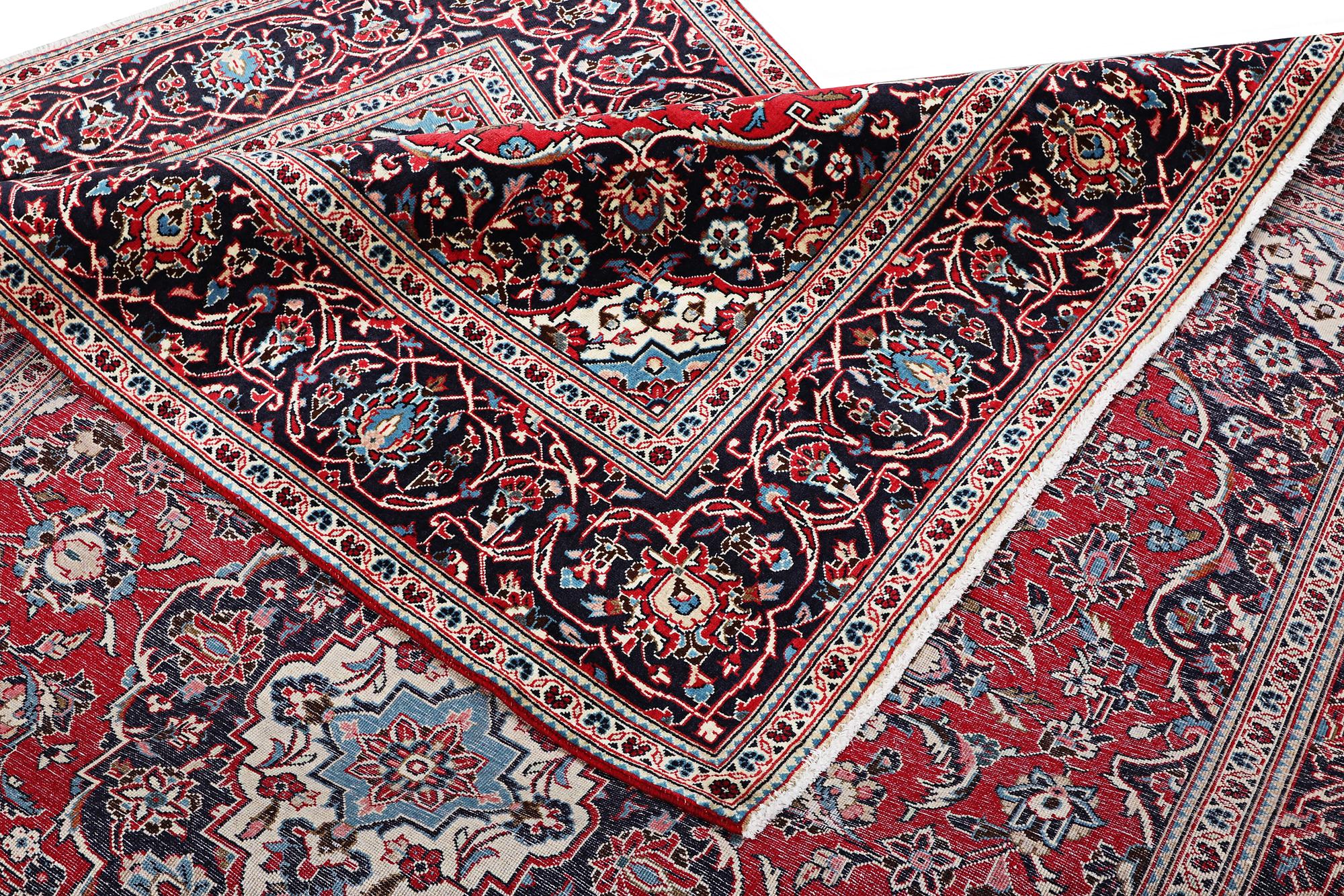 A Kashan carpet, c. 297 x 198 cm.