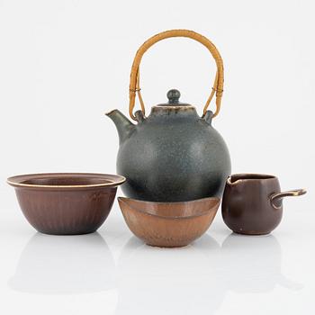Gunnar Nylund, a stoneware teapot, a creamer and two bowls, Rörstrand.