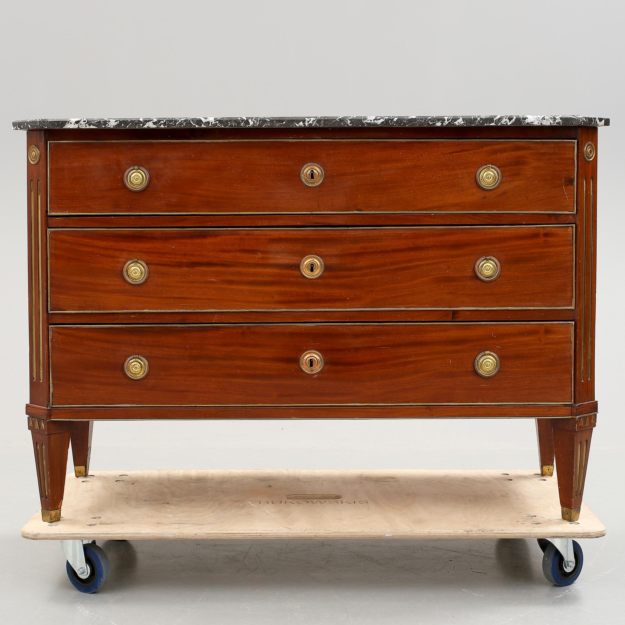 BYRÅ, sengustaviansk, omkring 1800.